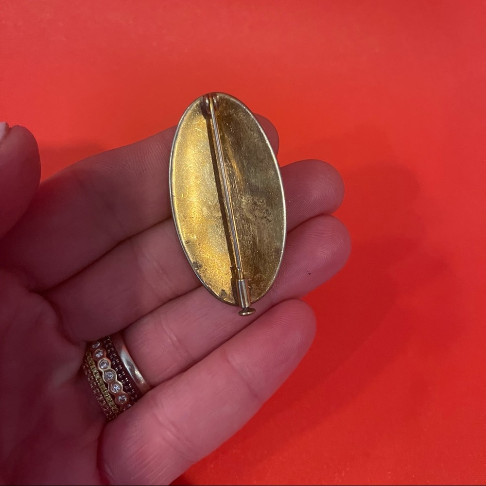 Vintage Gold Brooch with Design - Picture 6 of 8
